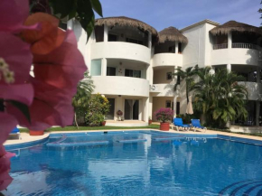 Sunny and Cute Beach Condo Pool PRME location by Mint CC
